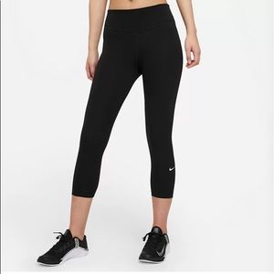 Woman’s Nike One Midrise Crop Leggings